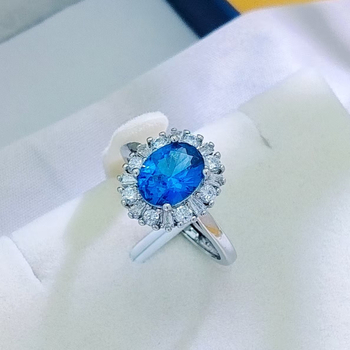 Sieviešu rotu komplekts: kaklarota, auskari un gredzens, metāla pamatne; sudraba pārklājums uz vara ar sintētiskiem akmeņiem; ziedu raksts; O formas ķēde; 2025. gada pavasaris