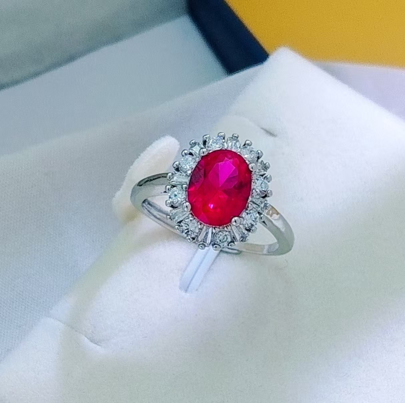 Sieviešu rotu komplekts: kaklarota, auskari un gredzens, metāla pamatne; sudraba pārklājums uz vara ar sintētiskiem akmeņiem; ziedu raksts; O formas ķēde; 2025. gada pavasaris