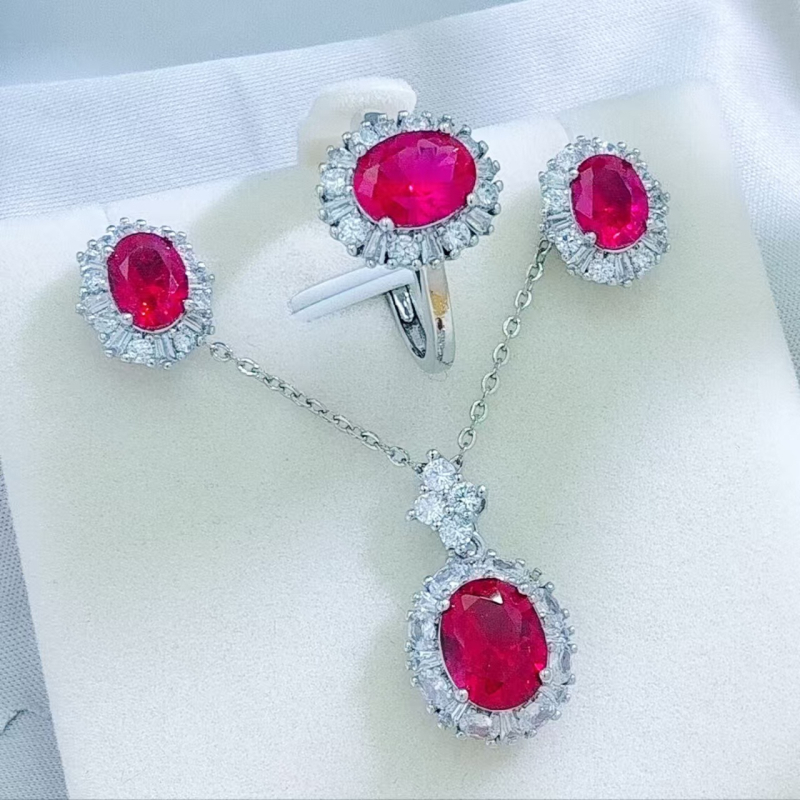 Sieviešu rotu komplekts: kaklarota, auskari un gredzens, metāla pamatne; sudraba pārklājums uz vara ar sintētiskiem akmeņiem; ziedu raksts; O formas ķēde; 2025. gada pavasaris