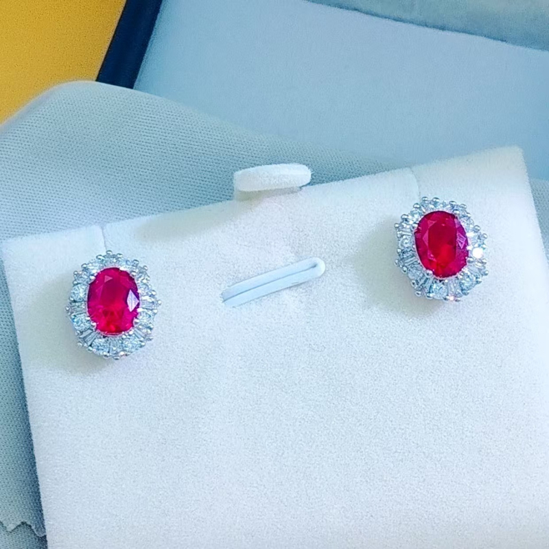 Sieviešu rotu komplekts: kaklarota, auskari un gredzens, metāla pamatne; sudraba pārklājums uz vara ar sintētiskiem akmeņiem; ziedu raksts; O formas ķēde; 2025. gada pavasaris