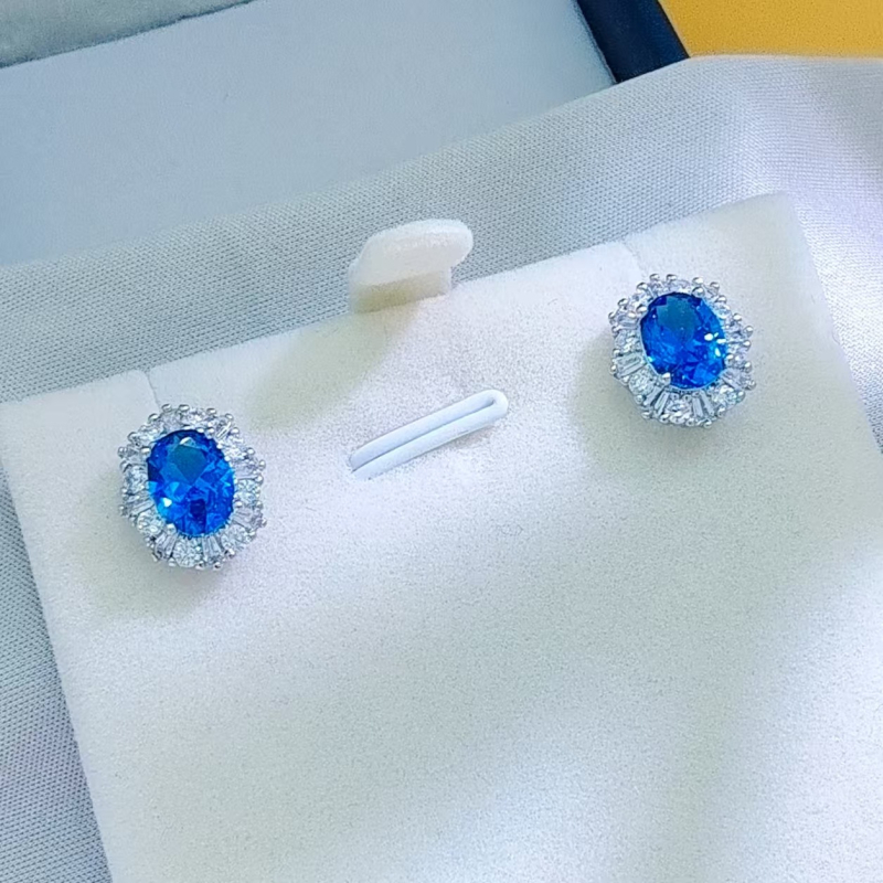 Sieviešu rotu komplekts: kaklarota, auskari un gredzens, metāla pamatne; sudraba pārklājums uz vara ar sintētiskiem akmeņiem; ziedu raksts; O formas ķēde; 2025. gada pavasaris