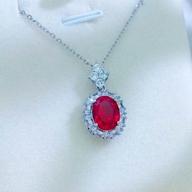 Sieviešu rotu komplekts: kaklarota, auskari un gredzens, metāla pamatne; sudraba pārklājums uz vara ar sintētiskiem akmeņiem; ziedu raksts; O formas ķēde; 2025. gada pavasaris