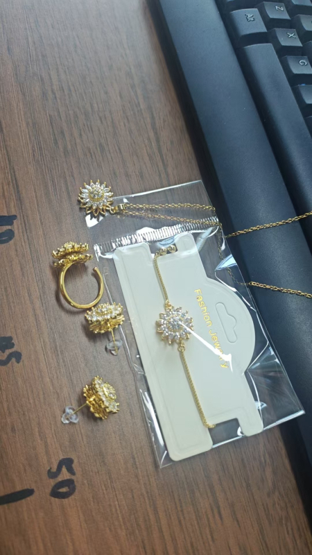 Unisex vara saulespuķu juvelierizstrādājumu komplekts: rotējošais gredzens, cirkona rokassprādze, kakla kaula ķēde, kulons un auskari