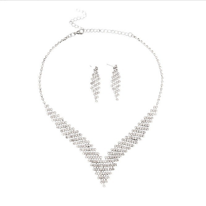 Triju vienību dārglietu komplekts: auskari, kaklarota un rokassprādze ar kristāliem no sakausējuma, viegls luksusa stils; motīvi: sirds / asara / zvans