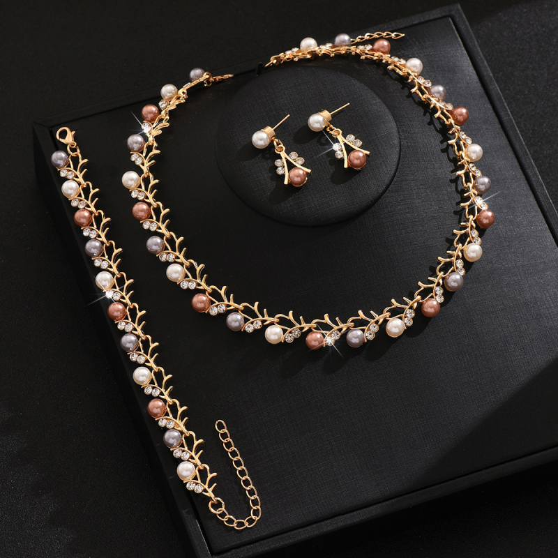 Triju vienību dārglietu komplekts: auskari, kaklarota un rokassprādze ar kristāliem no sakausējuma, viegls luksusa stils; motīvi: sirds / asara / zvans