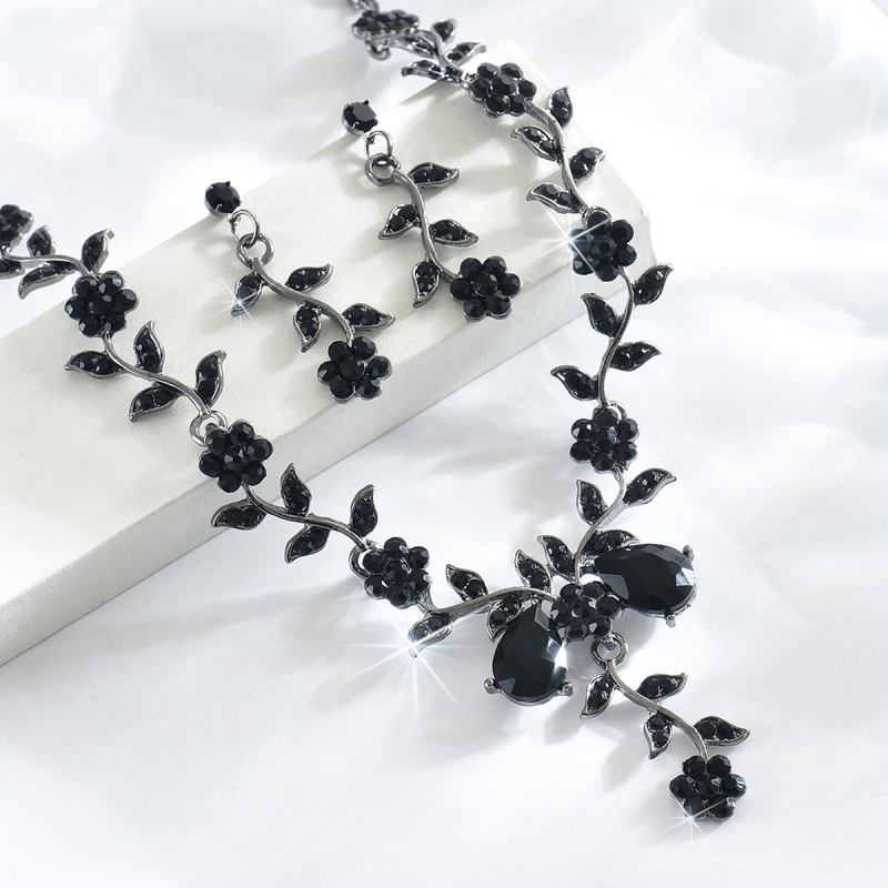 Triju vienību dārglietu komplekts: auskari, kaklarota un rokassprādze ar kristāliem no sakausējuma, viegls luksusa stils; motīvi: sirds / asara / zvans