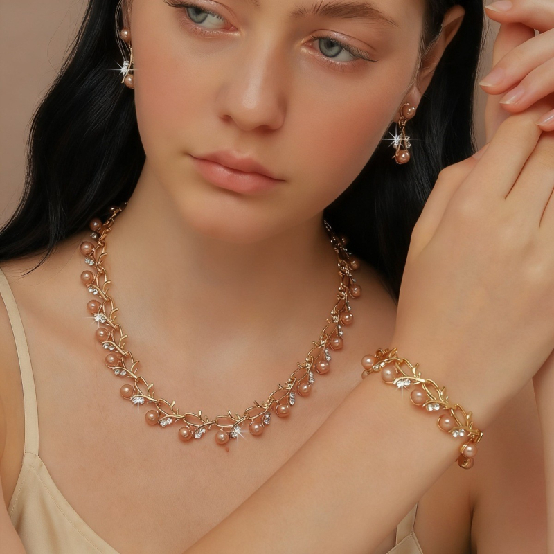 Triju vienību dārglietu komplekts: auskari, kaklarota un rokassprādze ar kristāliem no sakausējuma, viegls luksusa stils; motīvi: sirds / asara / zvans