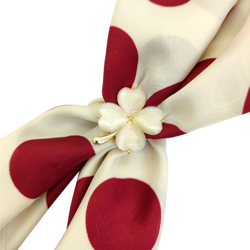 Bakrena broš za šal – minimalistički stil, višefunkcionalna, za svilene šale – proljeće 2025