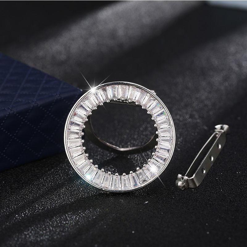 Bakrena broš za šal – minimalistički stil, višefunkcionalna, za svilene šale – proljeće 2025