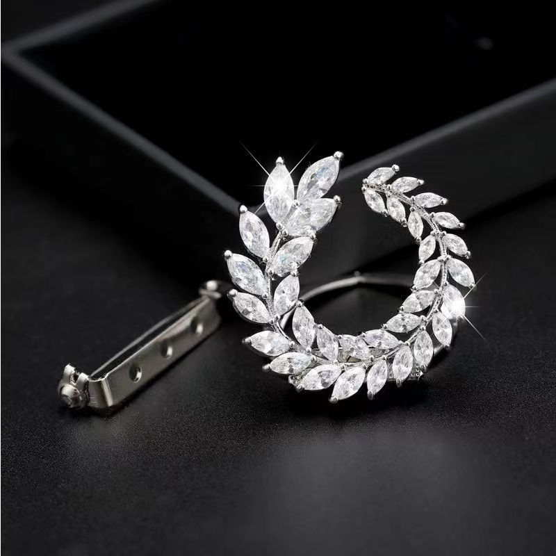 Bakrena broš za šal – minimalistički stil, višefunkcionalna, za svilene šale – proljeće 2025