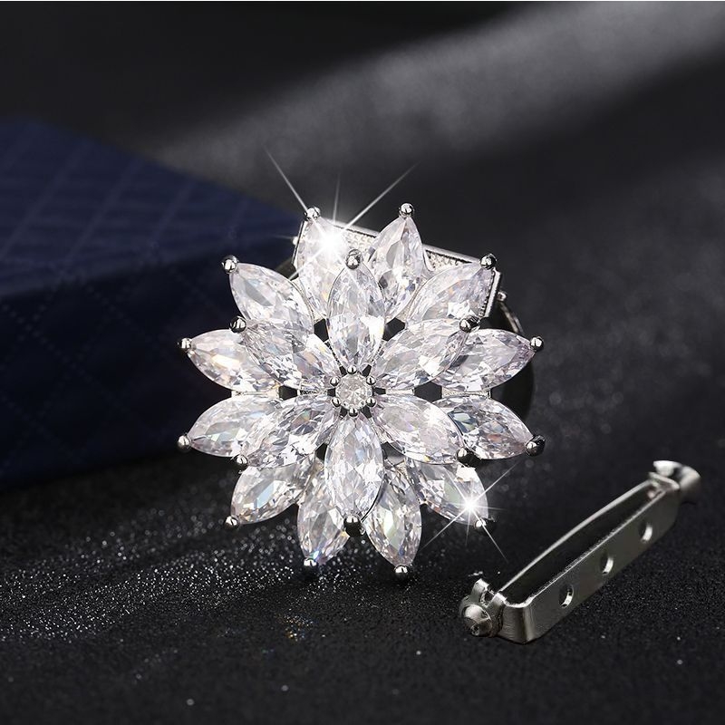 Bakrena broš za šal – minimalistički stil, višefunkcionalna, za svilene šale – proljeće 2025