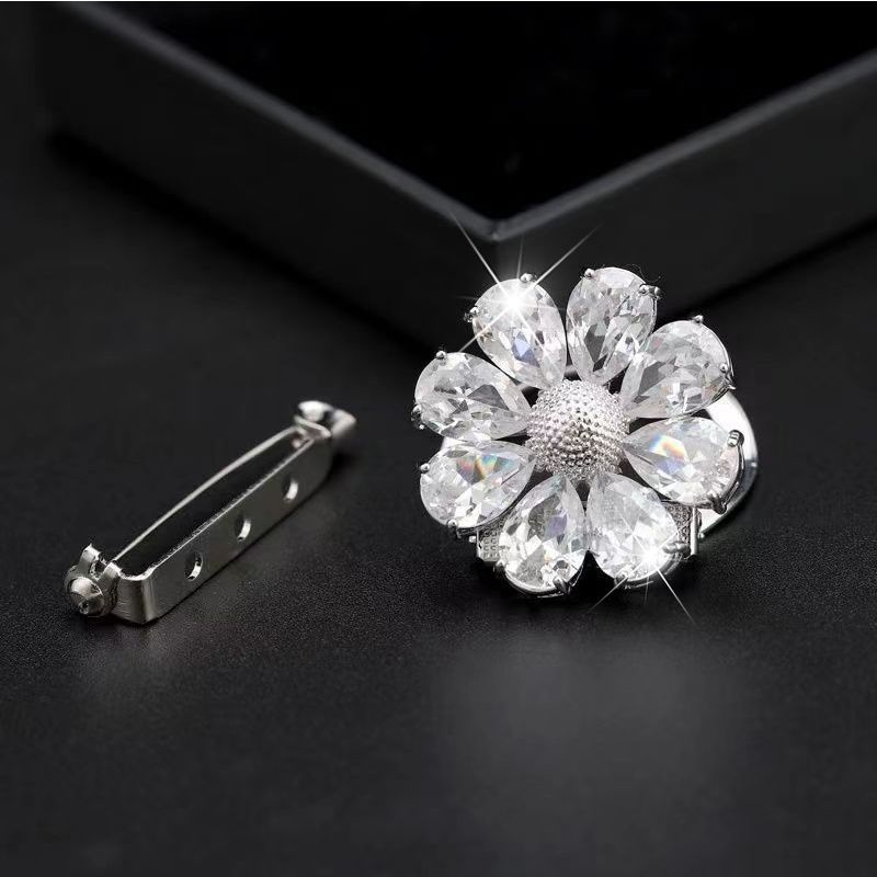 Bakrena broš za šal – minimalistički stil, višefunkcionalna, za svilene šale – proljeće 2025