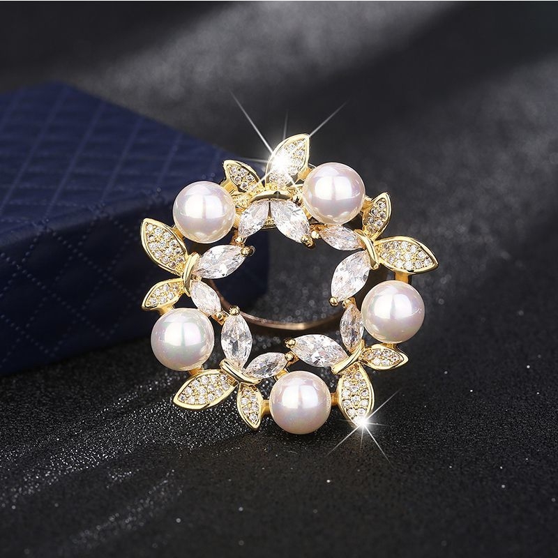 Bakrena broš za šal – minimalistički stil, višefunkcionalna, za svilene šale – proljeće 2025