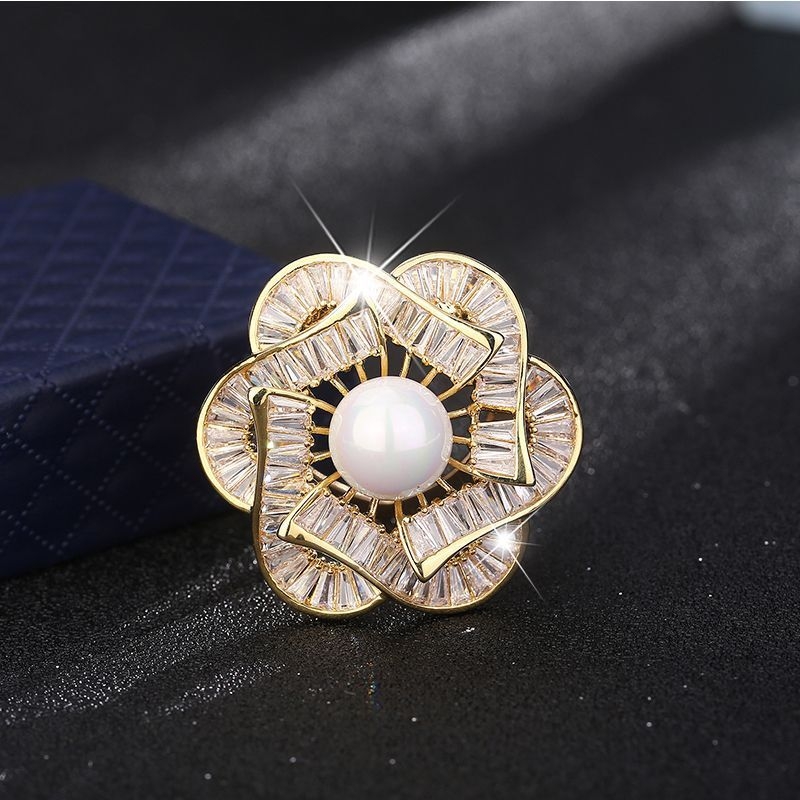 Bakrena broš za šal – minimalistički stil, višefunkcionalna, za svilene šale – proljeće 2025