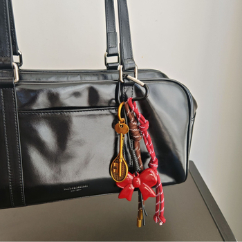 Somai uzkarināms rotājums ar kulonu un atslēgu piekariņu; motīvi: mīlestība, pilieni, zvani; augstākās klases modes aksesuārs, izlaidums rudens 2024