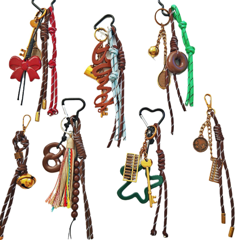 Somai uzkarināms rotājums ar kulonu un atslēgu piekariņu; motīvi: mīlestība, pilieni, zvani; augstākās klases modes aksesuārs, izlaidums rudens 2024