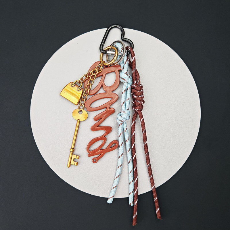 Somai uzkarināms rotājums ar kulonu un atslēgu piekariņu; motīvi: mīlestība, pilieni, zvani; augstākās klases modes aksesuārs, izlaidums rudens 2024