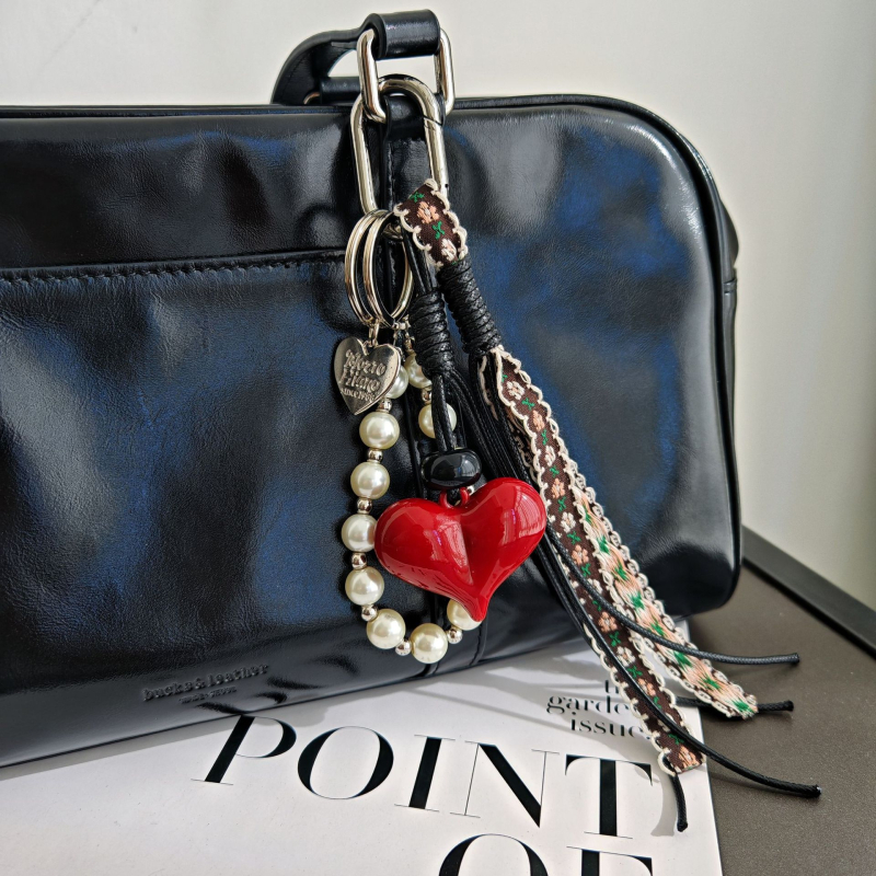 Somai uzkarināms rotājums ar kulonu un atslēgu piekariņu; motīvi: mīlestība, pilieni, zvani; augstākās klases modes aksesuārs, izlaidums rudens 2024