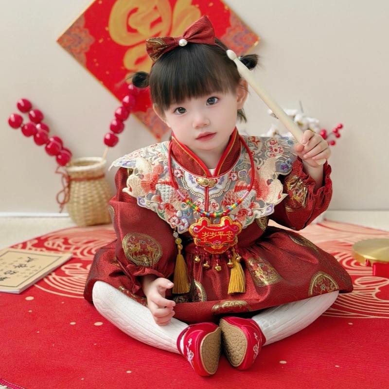 Gyermekeknek szóló kínai stílusú Tang ruhácska első születésnapra — koi minta, fleece bélés, regenerált cellulóz anyagú szövet, 2025 ősz kiadás, 1–3 éves korosztálynak