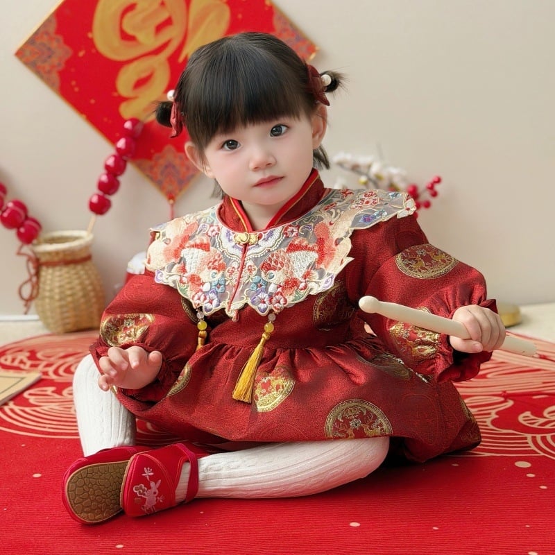 Gyermekeknek szóló kínai stílusú Tang ruhácska első születésnapra — koi minta, fleece bélés, regenerált cellulóz anyagú szövet, 2025 ősz kiadás, 1–3 éves korosztálynak