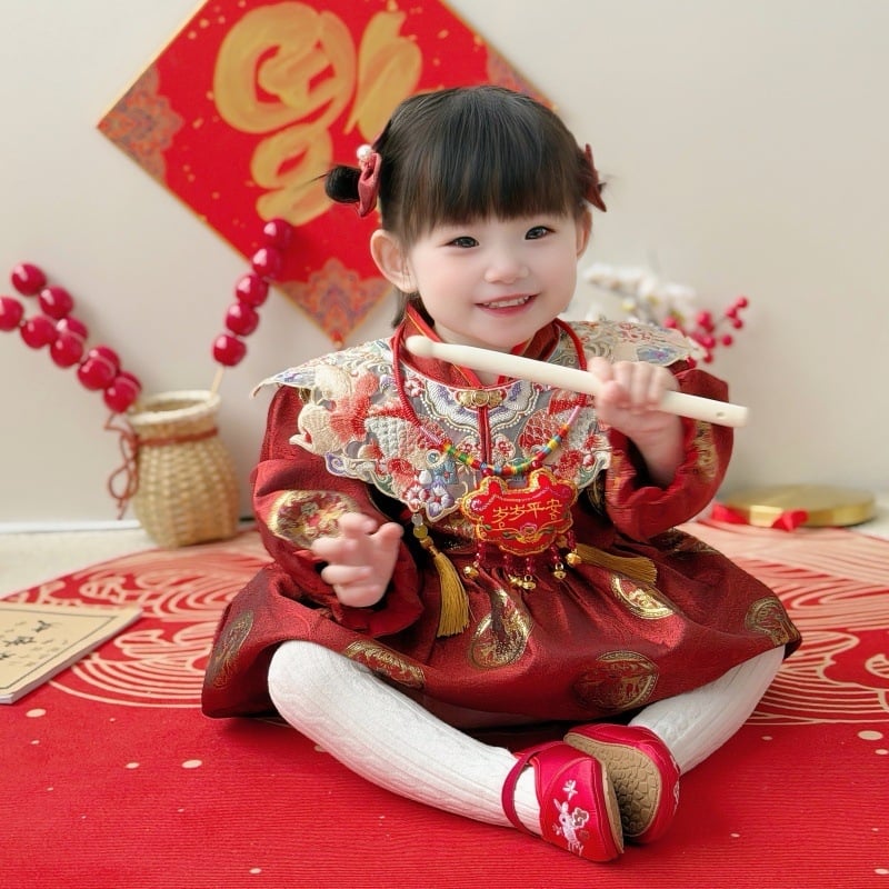 Gyermekeknek szóló kínai stílusú Tang ruhácska első születésnapra — koi minta, fleece bélés, regenerált cellulóz anyagú szövet, 2025 ősz kiadás, 1–3 éves korosztálynak