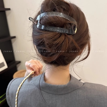 Spona za kosu – Elegantno, minimalističko dizajn; Materijal: plast/smola; Okretni klips; Obrada: pečena boja; Ljeto 2024