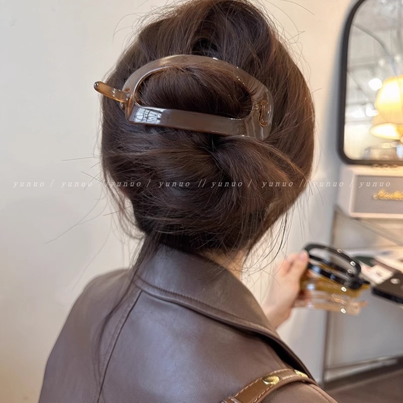 Spona za kosu – Elegantno, minimalističko dizajn; Materijal: plast/smola; Okretni klips; Obrada: pečena boja; Ljeto 2024