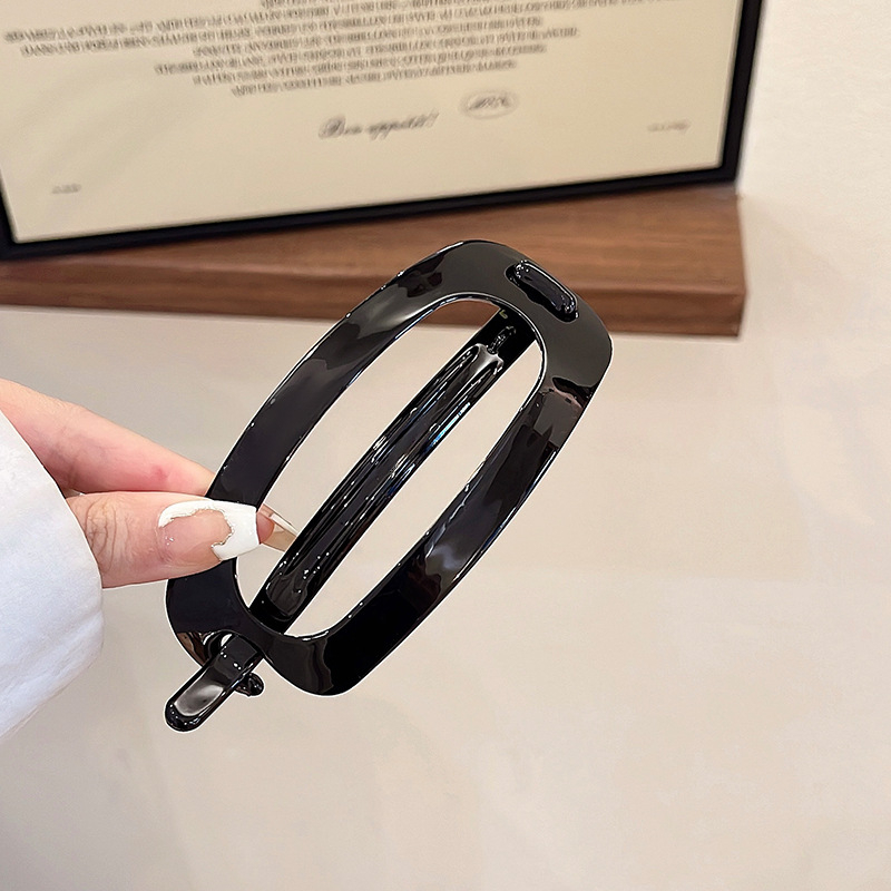 Spona za kosu – Elegantno, minimalističko dizajn; Materijal: plast/smola; Okretni klips; Obrada: pečena boja; Ljeto 2024