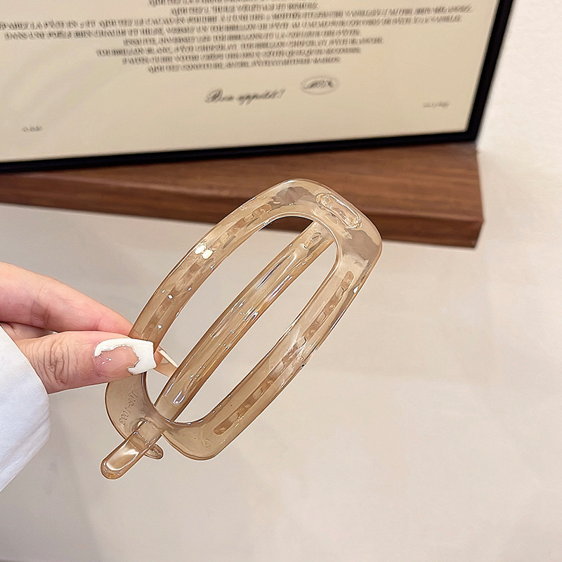 Spona za kosu – Elegantno, minimalističko dizajn; Materijal: plast/smola; Okretni klips; Obrada: pečena boja; Ljeto 2024