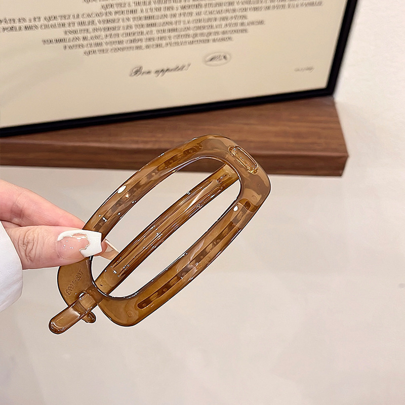 Spona za kosu – Elegantno, minimalističko dizajn; Materijal: plast/smola; Okretni klips; Obrada: pečena boja; Ljeto 2024