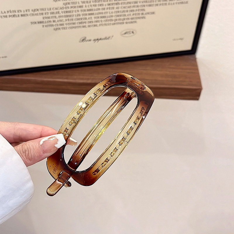 Spona za kosu – Elegantno, minimalističko dizajn; Materijal: plast/smola; Okretni klips; Obrada: pečena boja; Ljeto 2024