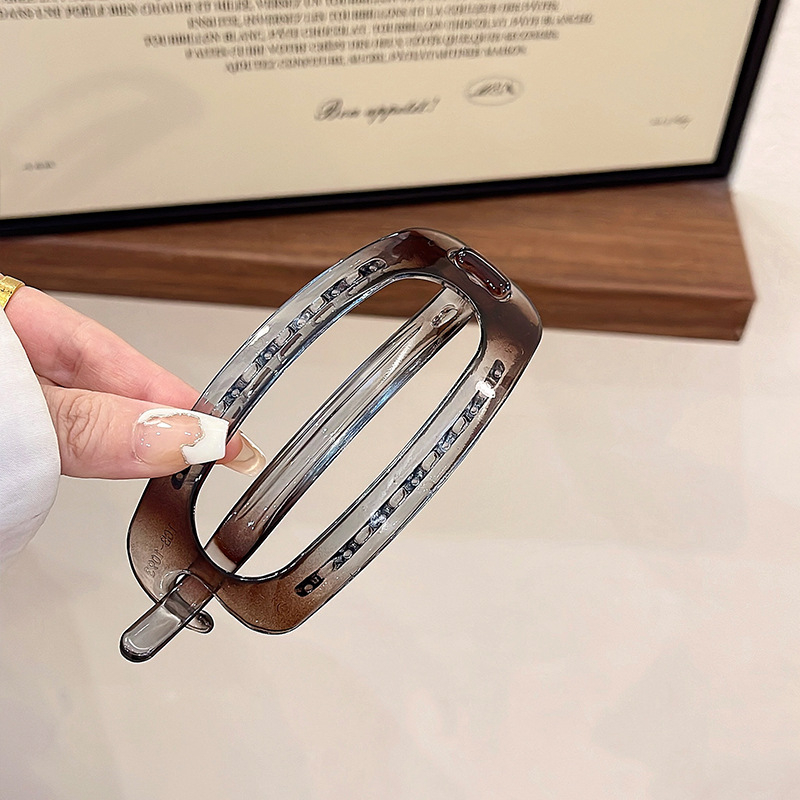 Spona za kosu – Elegantno, minimalističko dizajn; Materijal: plast/smola; Okretni klips; Obrada: pečena boja; Ljeto 2024