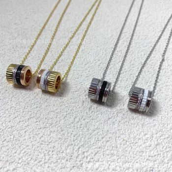 Van Bolo ģeometrisks zobu motīvs keramikas kaklars ar dimantu akcentiem; Izcelsme: Guangdong; Launings: 2025. gada pavasaris; Materiāls: keramika ar diamantu intarsijām