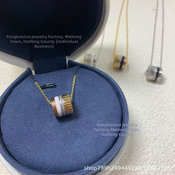 Van Bolo ģeometrisks zobu motīvs keramikas kaklars ar dimantu akcentiem; Izcelsme: Guangdong; Launings: 2025. gada pavasaris; Materiāls: keramika ar diamantu intarsijām