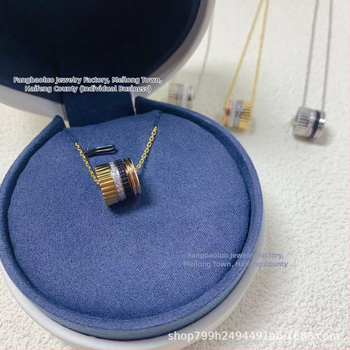 Van Bolo ģeometrisks zobu motīvs keramikas kaklars ar dimantu akcentiem; Izcelsme: Guangdong; Launings: 2025. gada pavasaris; Materiāls: keramika ar diamantu intarsijām