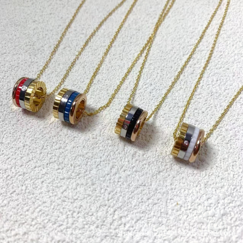 Van Bolo ģeometrisks zobu motīvs keramikas kaklars ar dimantu akcentiem; Izcelsme: Guangdong; Launings: 2025. gada pavasaris; Materiāls: keramika ar diamantu intarsijām