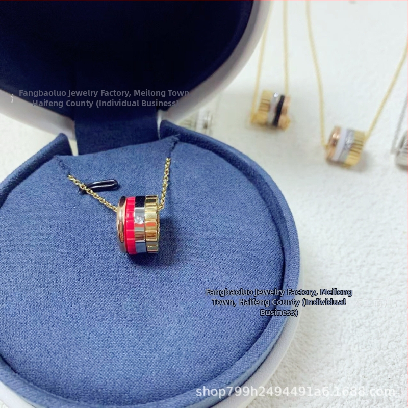 Van Bolo ģeometrisks zobu motīvs keramikas kaklars ar dimantu akcentiem; Izcelsme: Guangdong; Launings: 2025. gada pavasaris; Materiāls: keramika ar diamantu intarsijām