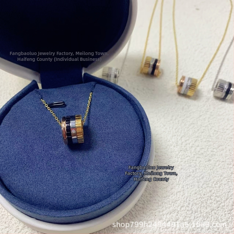 Van Bolo ģeometrisks zobu motīvs keramikas kaklars ar dimantu akcentiem; Izcelsme: Guangdong; Launings: 2025. gada pavasaris; Materiāls: keramika ar diamantu intarsijām