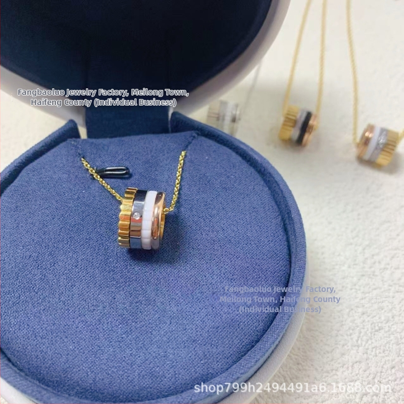 Van Bolo ģeometrisks zobu motīvs keramikas kaklars ar dimantu akcentiem; Izcelsme: Guangdong; Launings: 2025. gada pavasaris; Materiāls: keramika ar diamantu intarsijām