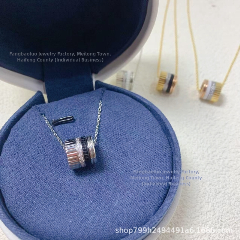 Van Bolo ģeometrisks zobu motīvs keramikas kaklars ar dimantu akcentiem; Izcelsme: Guangdong; Launings: 2025. gada pavasaris; Materiāls: keramika ar diamantu intarsijām