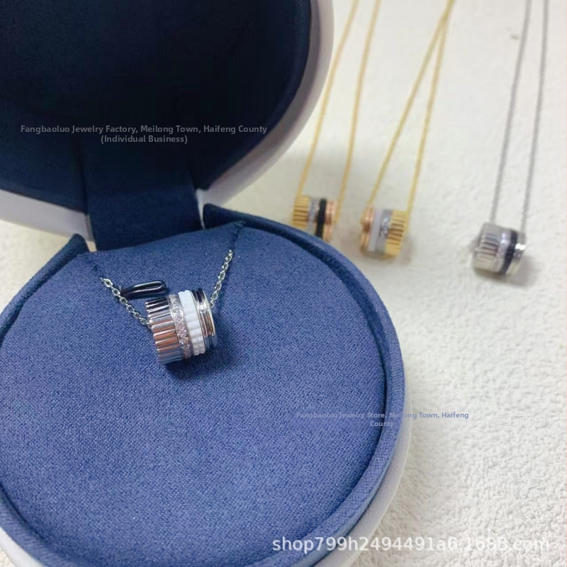 Van Bolo ģeometrisks zobu motīvs keramikas kaklars ar dimantu akcentiem; Izcelsme: Guangdong; Launings: 2025. gada pavasaris; Materiāls: keramika ar diamantu intarsijām