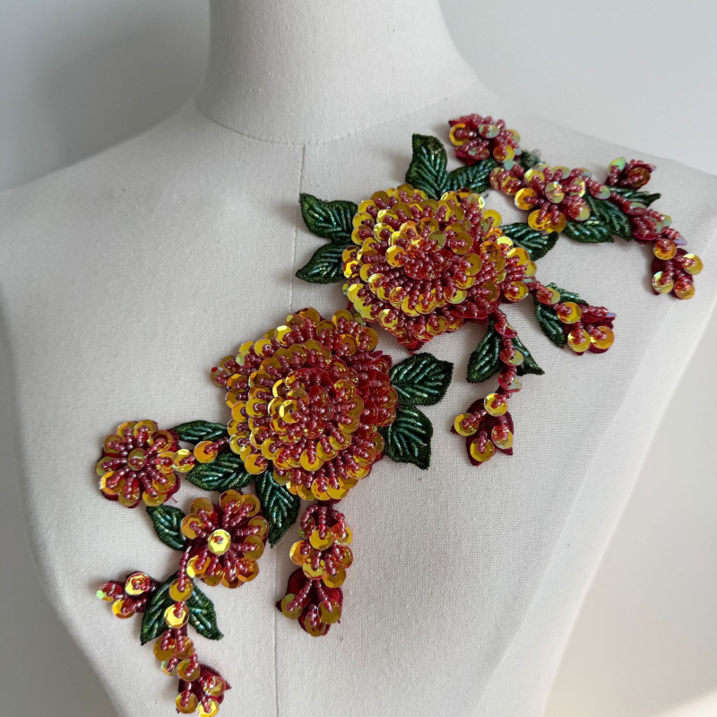 3D rankų siuvinėta gėlės pleistras drabužiams ir džinsams | medžiaga: stiklo brangakmeniai + poliesteris | tinka moterų drabužiams, galvos apdailai, suknelėms | A83