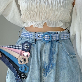 Sieviešu vasaras džinsa bikses ar ziedu rakstu un plānu dekoratīvo jostu — mūsdienīgs minimālisma stils brīvā laika ceļojumiem