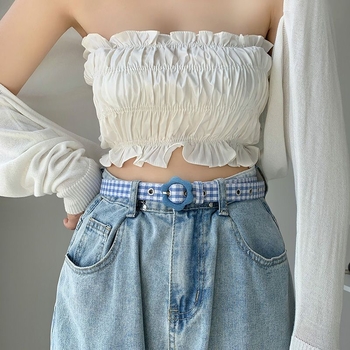 Sieviešu vasaras džinsa bikses ar ziedu rakstu un plānu dekoratīvo jostu — mūsdienīgs minimālisma stils brīvā laika ceļojumiem