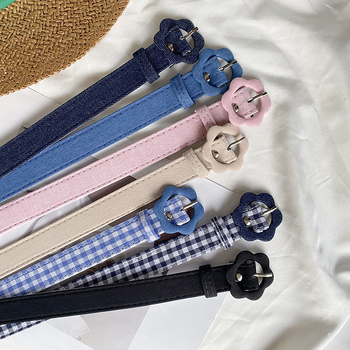 Sieviešu vasaras džinsa bikses ar ziedu rakstu un plānu dekoratīvo jostu — mūsdienīgs minimālisma stils brīvā laika ceļojumiem