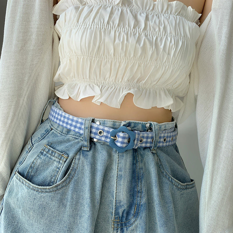 Sieviešu vasaras džinsa bikses ar ziedu rakstu un plānu dekoratīvo jostu — mūsdienīgs minimālisma stils brīvā laika ceļojumiem