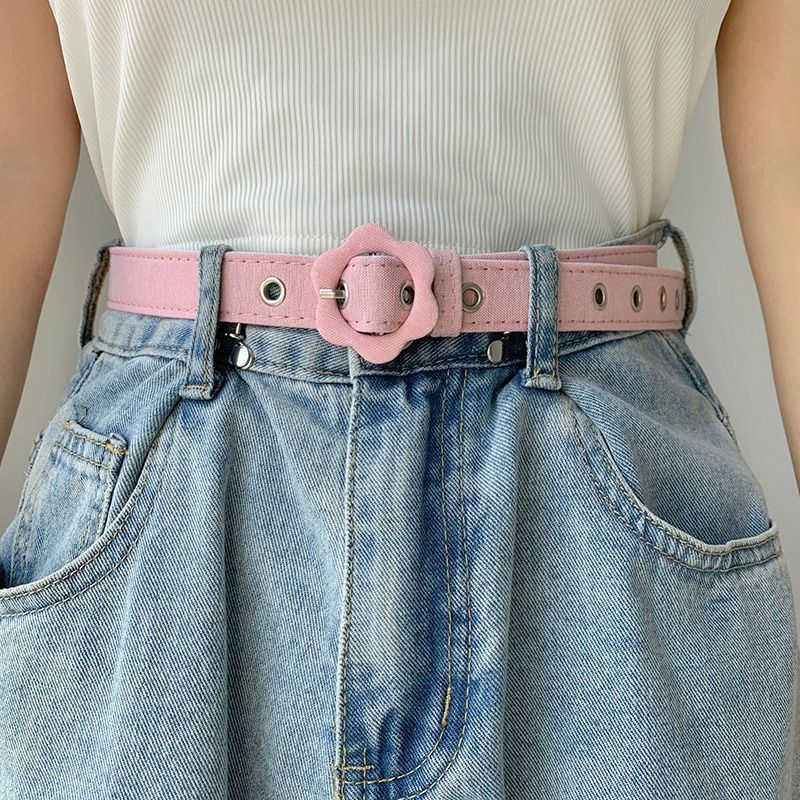 Sieviešu vasaras džinsa bikses ar ziedu rakstu un plānu dekoratīvo jostu — mūsdienīgs minimālisma stils brīvā laika ceļojumiem