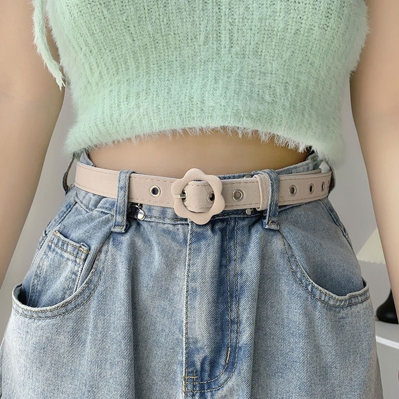 Sieviešu vasaras džinsa bikses ar ziedu rakstu un plānu dekoratīvo jostu — mūsdienīgs minimālisma stils brīvā laika ceļojumiem