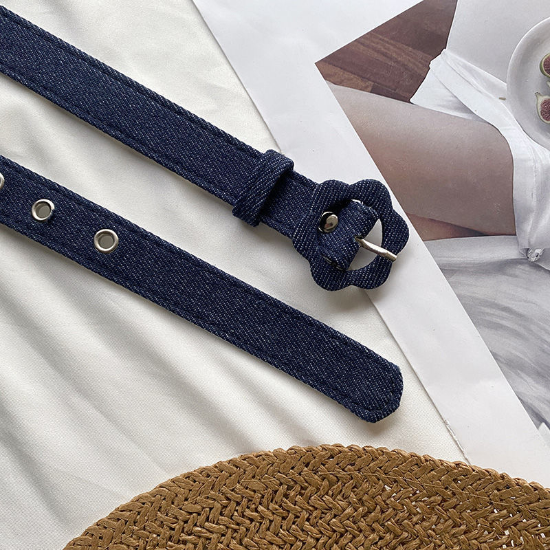 Sieviešu vasaras džinsa bikses ar ziedu rakstu un plānu dekoratīvo jostu — mūsdienīgs minimālisma stils brīvā laika ceļojumiem