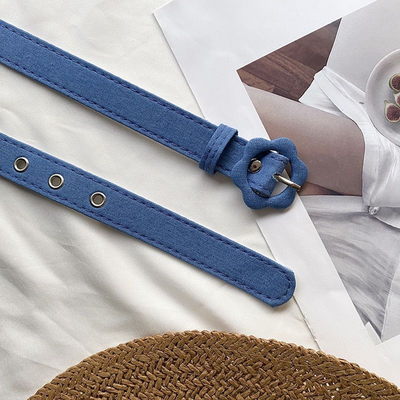 Sieviešu vasaras džinsa bikses ar ziedu rakstu un plānu dekoratīvo jostu — mūsdienīgs minimālisma stils brīvā laika ceļojumiem